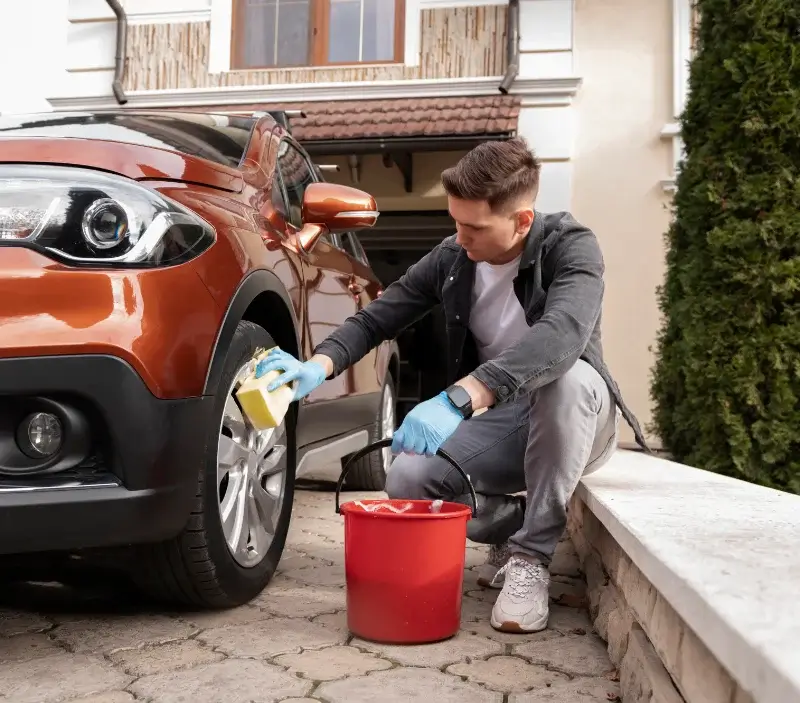 Lavage auto à domicile Verrières-en-Anjou : professionnel intervenant sur un véhicule